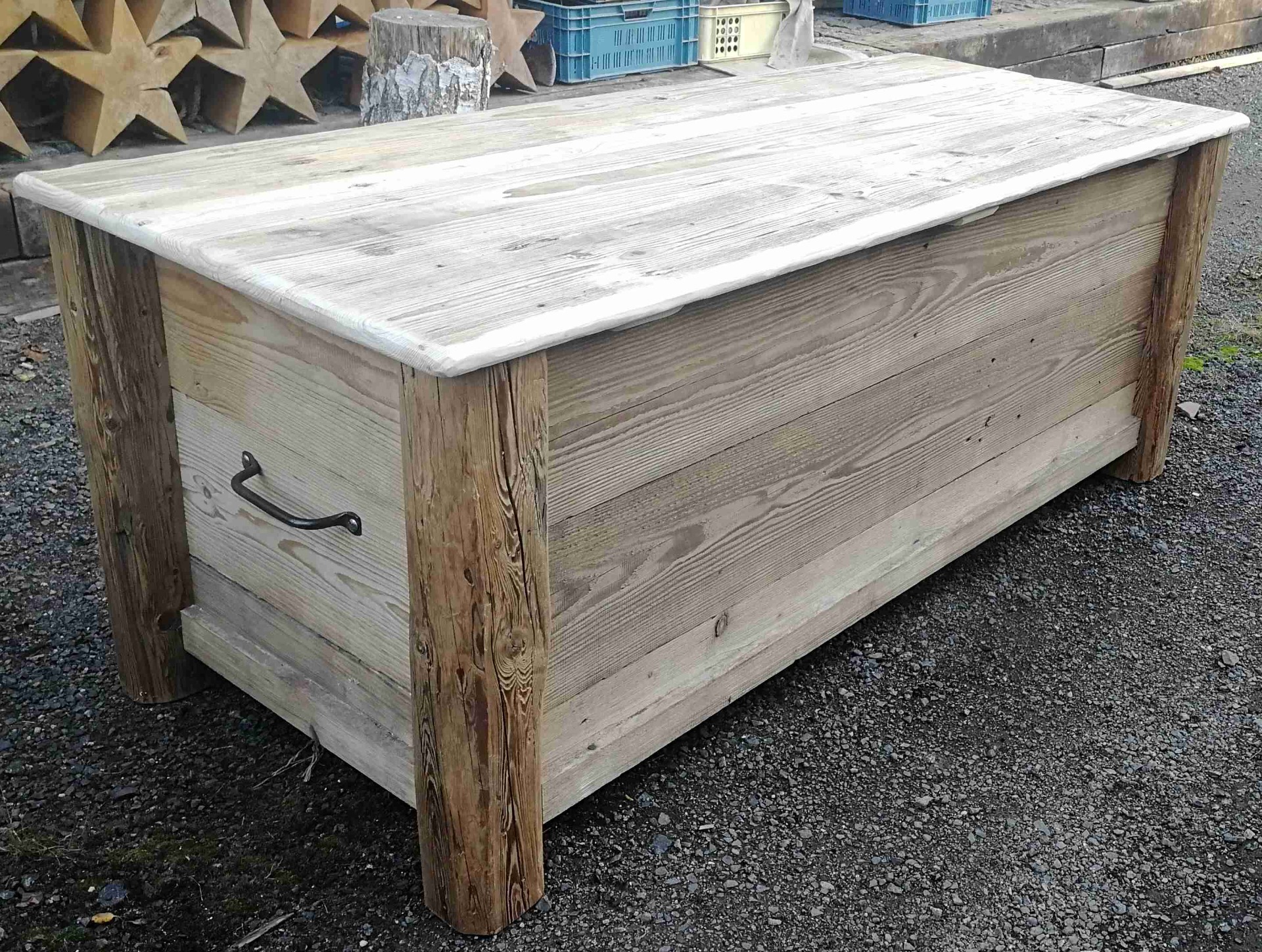 Truhly ze starých trámů a prken